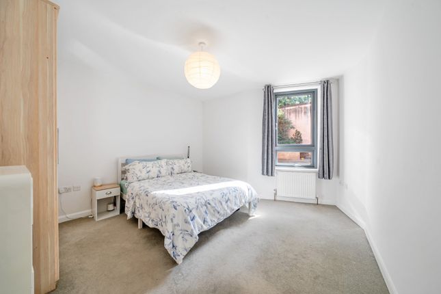 Flat 1a, Carnegie House, London photo 3
