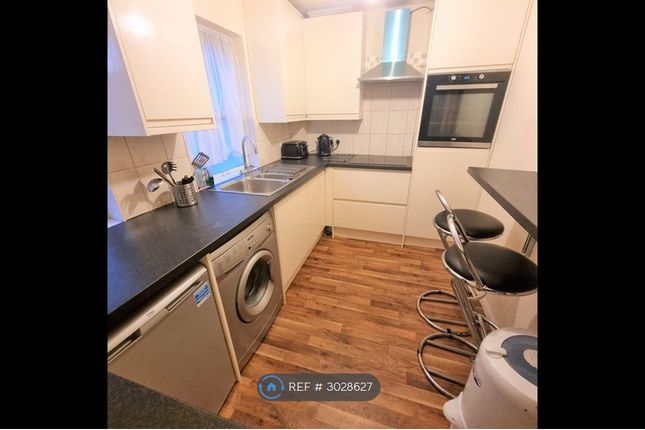 Flat, Sycamore Court Burnt Ash Road, London photo 3