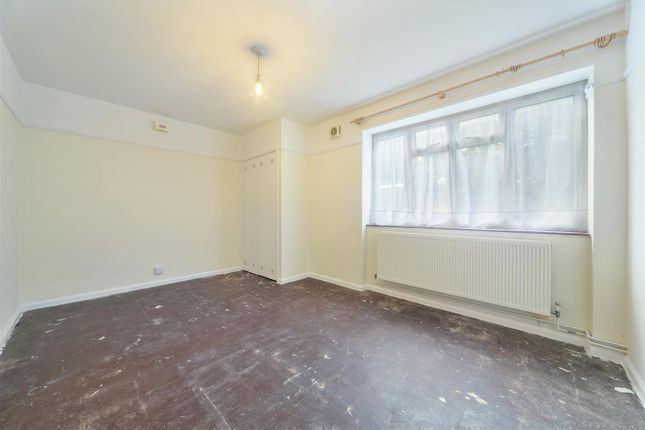 Flat for sale in Sycamore Road, London