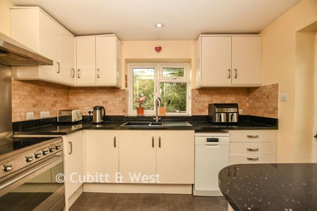 17, Linnell Road, Redhill photo 3