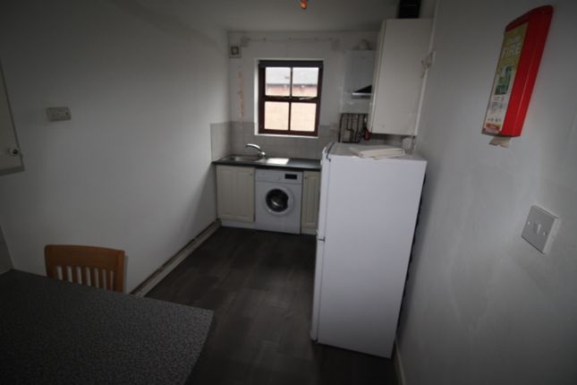 Flat to rent in Woodsley Road, Hyde Park, Leeds