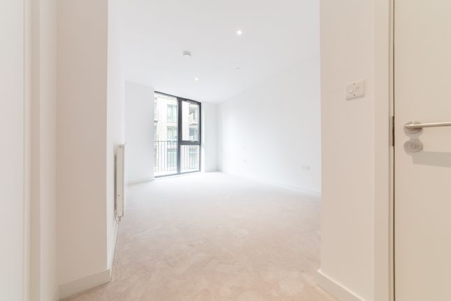 Flat to rent in Mercier Court, 3 Starboard Way, Royal Wharf, London