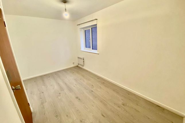 Town house to rent in Moorland Gardens, Luton