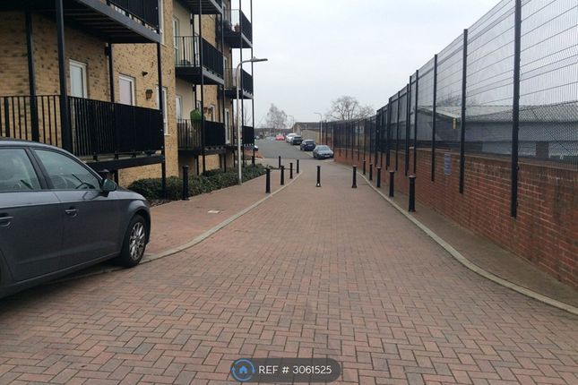 Flat, Tay Road, Tilehurst, Reading photo 5