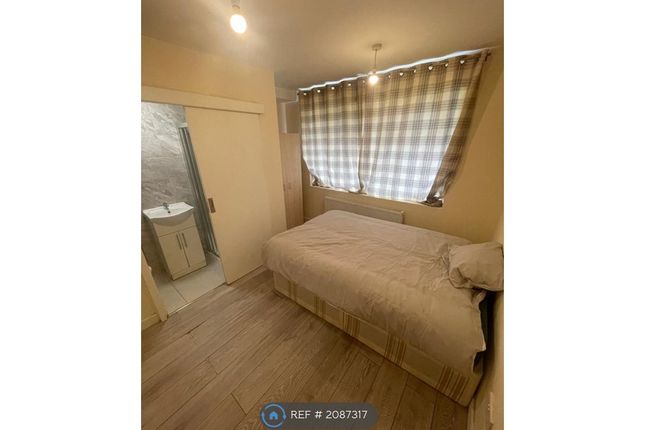 Room to rent in Review Road, London
