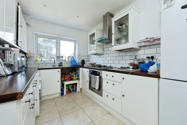 58, Benskin Road, Watford photo 4
