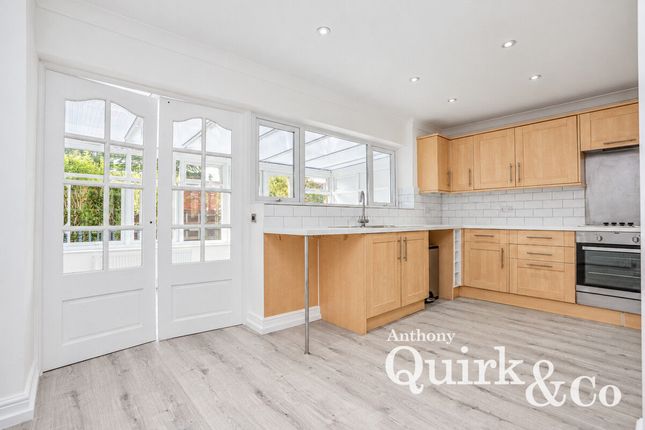 26, Wamburg Road, Canvey Island photo 4