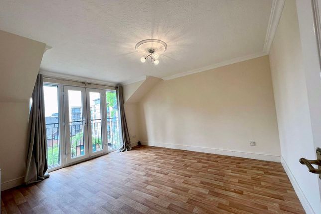 Flat 11, Eton Walk, Slough photo 2