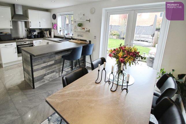 43, Halls Close, Manchester photo 4