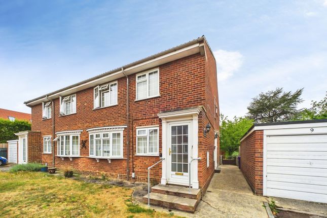 2-bed flat on 10, King Georges Close, Hitchin, £170,000