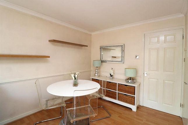 8, Ferns Mead, Farnham photo 4