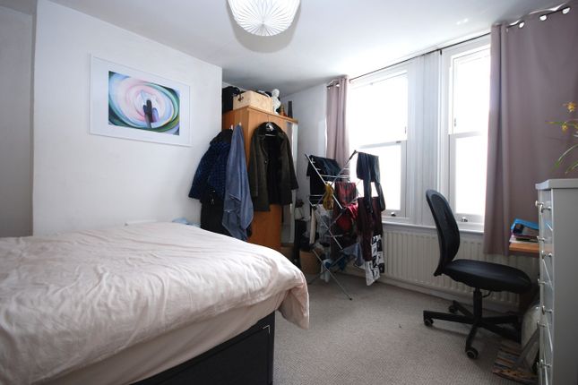 Flat to rent in Coverton Road, Tooting Broadway