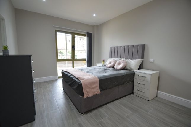 Thumbnail Flat to rent in Station Road, Langley, Slough, Berkshire