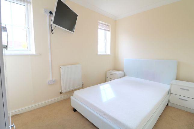Room 4 71 Maskell Drive, Bedford photo 4