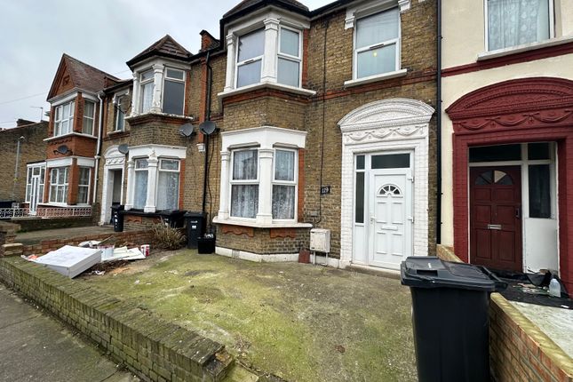 Flat to rent in Henley Road, Ilford, Essex
