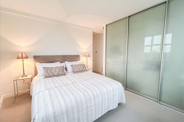 Flat for sale in Paultons Square, London