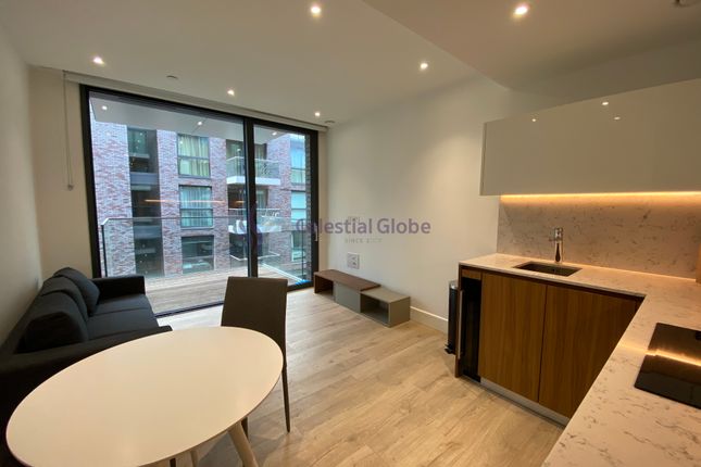 Thumbnail Flat for sale in Piazza Walk, London