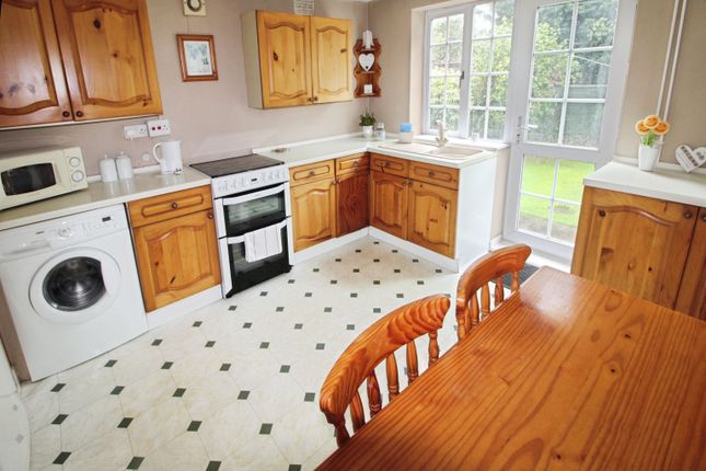 9, Holme Avenue, New Waltham, Grimsby photo 3
