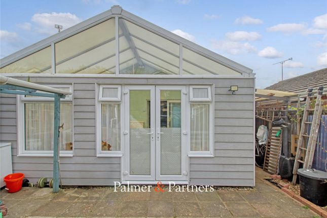 17, Poplar Grove, Essex photo 2