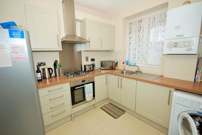 14 Haliwell House, Mortimer Crescent, London photo 4