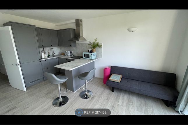 Flat to rent in Upper Richmond Road, London