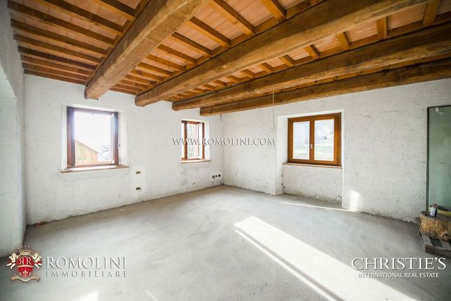 Farmhouse for sale in Gubbio, Umbria, Italy