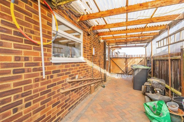 Willow Way, Bedford photo 4