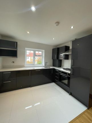 Thumbnail Flat to rent in Manor Road, Mitcham