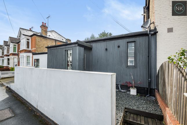 25B Eastwood Road, South Woodford, London photo 2