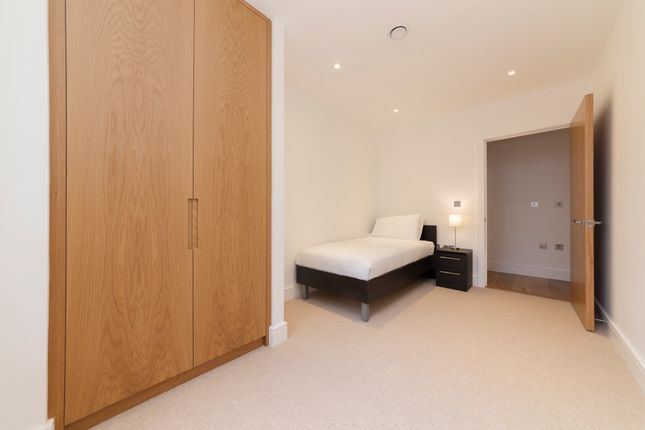 Flat to rent in Harbourside Court, 1 Gullivers Walk, London
