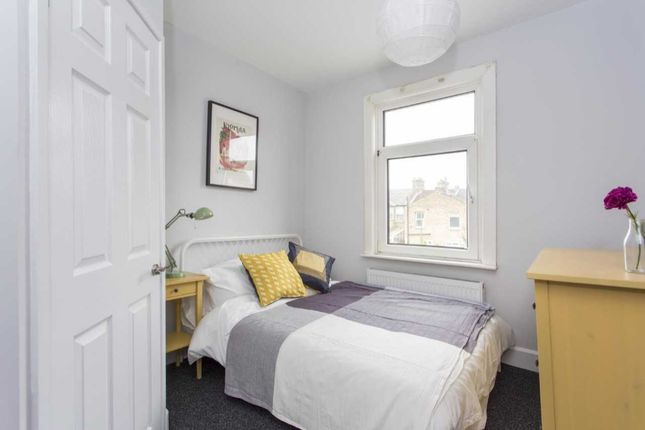 Room to rent in Shieldhall Street, London