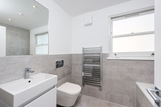 Flat 3 16, Byrne Road, London photo 3
