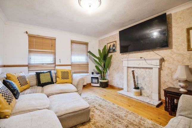 27, Rothesay Croft, West Midlands photo 2