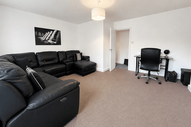 27, Kielder Square, Salford photo 3