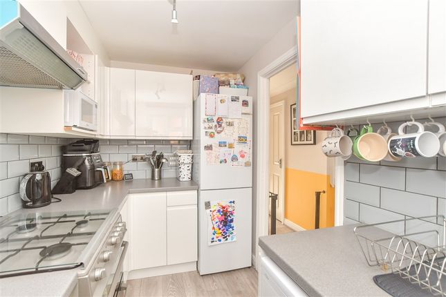 Griffin Close, Ashford photo 4