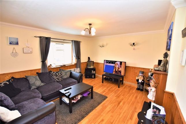 28, Petersfield Close, Romford photo 4