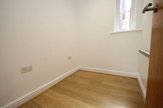Town house to rent in Orchard Lane, Leigh