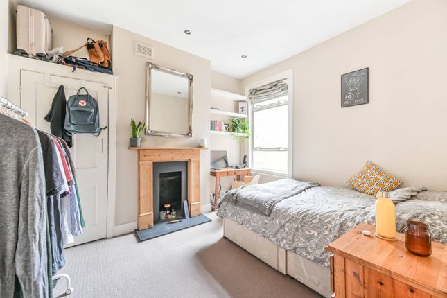 Flat to rent in Thirsk Road, Clapham Common North Side, London