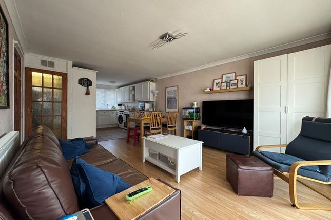 73, Thrales Close, Luton photo 2