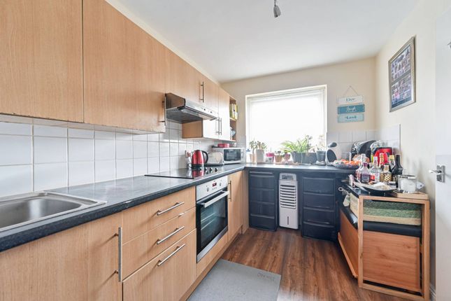 Flat to rent in Maple Road, Penge, London