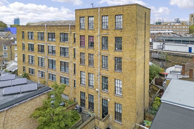 Thumbnail Flat for sale in Sigdon Road, London