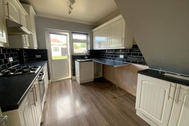 6 Beechwood Gardens, Rainham photo 3