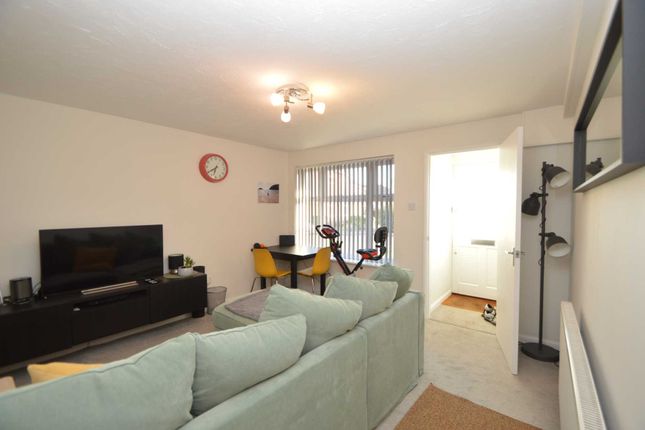 8, Vernon Close, Chertsey photo 2