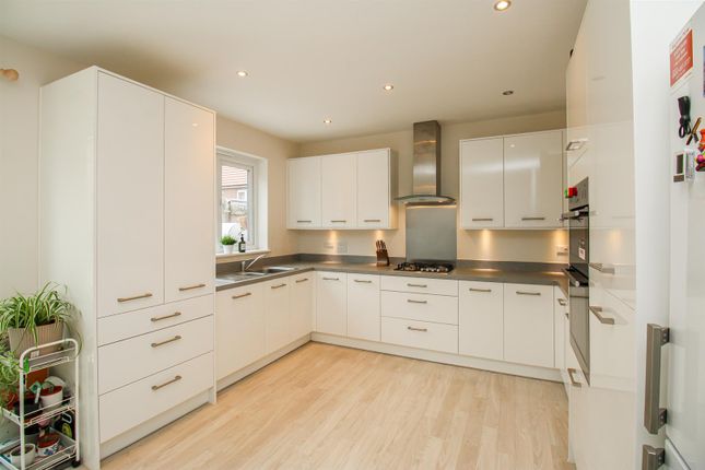 12, Swithens Close, Wakefield photo 2