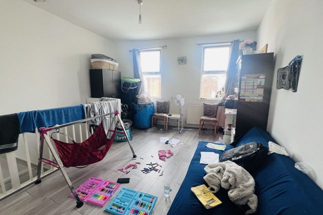 Flat to rent in Chicks, High Road, Leytonstone