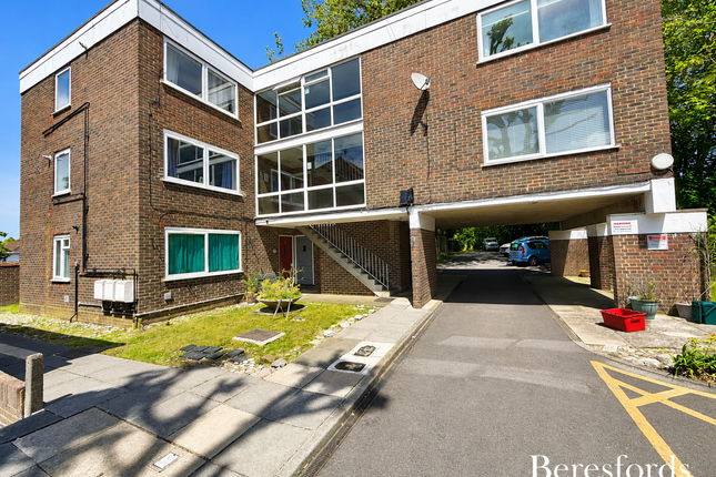 2 Chulmleigh Court,, Gordon Road, Brentwood photo 2