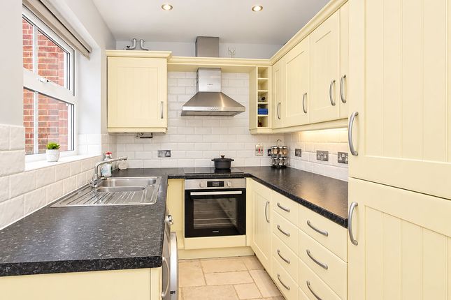 8, Tamarisk Way, Aylesbury photo 2