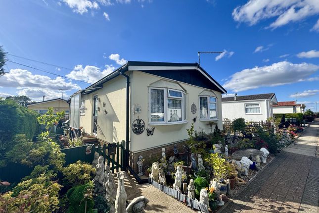 2-bed caravan on 42, Little Meadow, Woodside Home Park, Woodside, £100,000