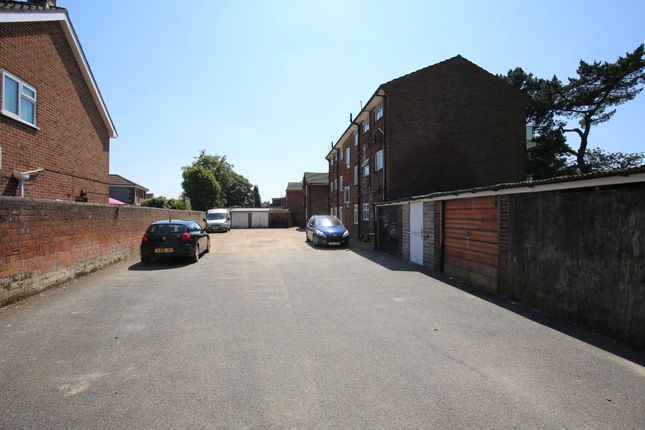 Flat to rent in West End Road, Bitterne, Southampton, Hampshire