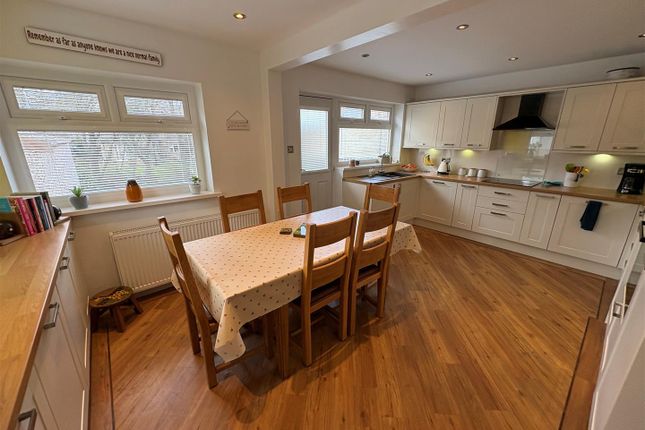 27, Oakleigh Avenue, Bradford photo 5